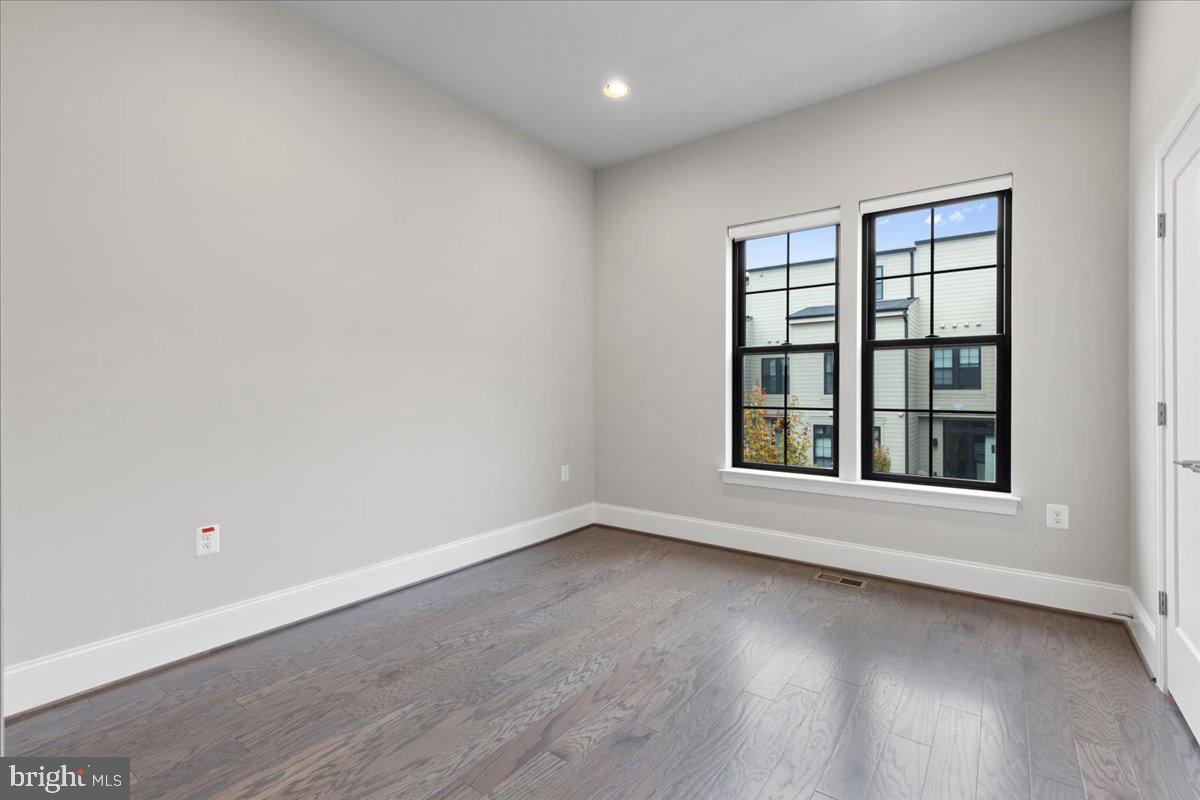 ONE LOUDOUN - Residential