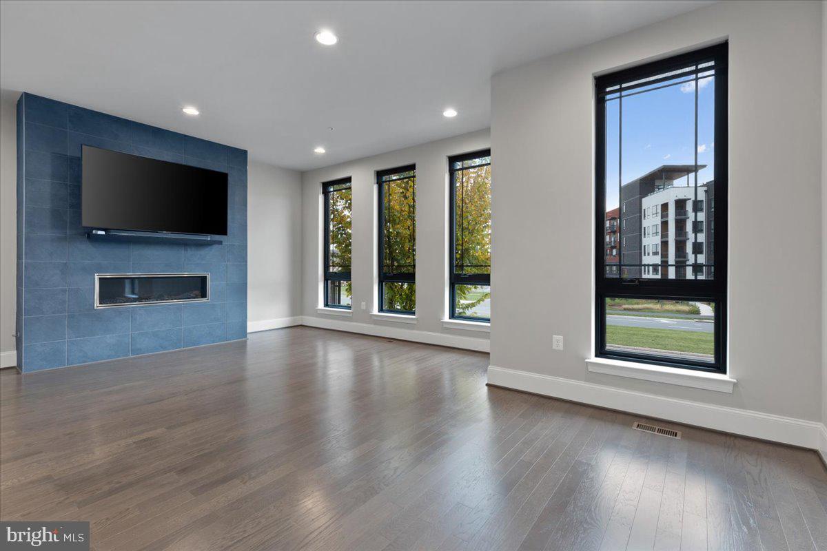 ONE LOUDOUN - Residential
