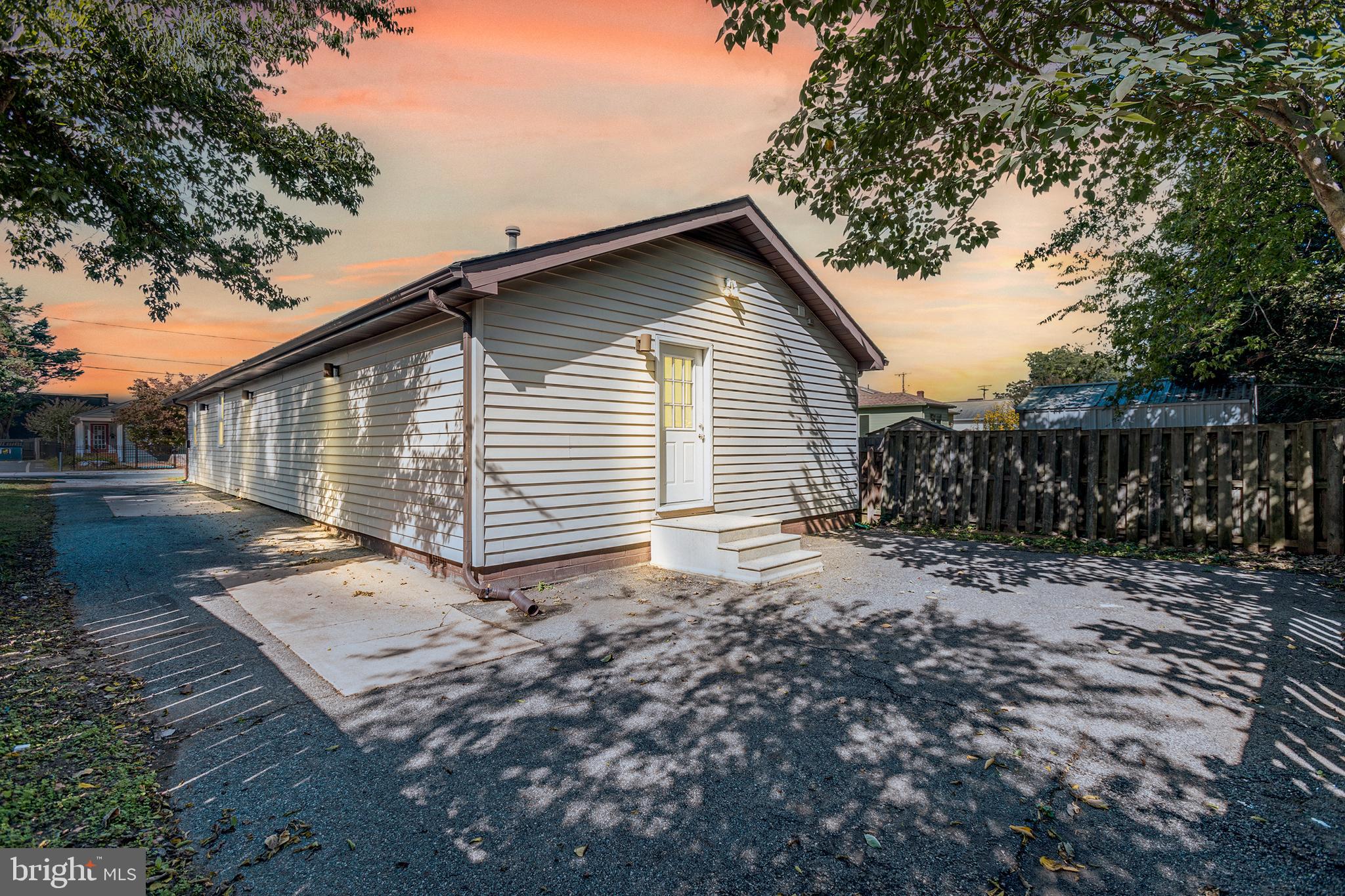 Nicely renovated and close to downtown. Walk to restaurants or the canal trail. All new appliances, bathrooms, flooring and paint.  New private washer and dryer hookup. This home shows like new. Don't miss out on this super affordable opportunity to be downtown!  Short term and furnished rates available.