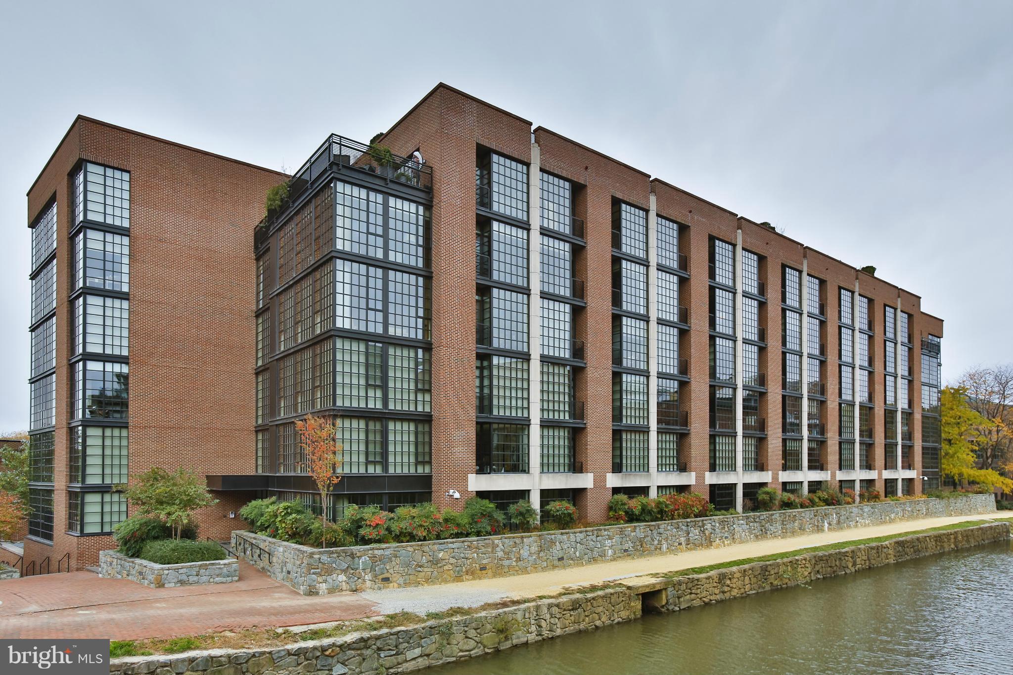 5th floor apartment with direct Potomac River and skyline views from all rooms. 2 car parking and additional storage.