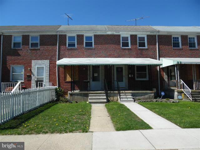 ALL BRICK TOWN HOME IN HAWTHORN OFFERS 3 LEVELS OF LIVING SPACE. COVERED FRONT PORCH AND DEEP REAR YARD WITH PARKING PAD FOR OFF STREET PARKING. OPEN FLOOR PLAN ON MAIN LEVEL. KITCHEN HAS BEEN UPDATED IN THE PAST. NICE HARDWOOD FLOORS. UPPER LEVEL HAS 3 BEDROOMS AND 1 BATH. LOWER LEVEL IS PARTIALLY FINISHED WITH WALK OUT STAIRS TO REAR. AGENTS VIEW DOCS ON THIS MLS FOR CONTRACT DETAILS.