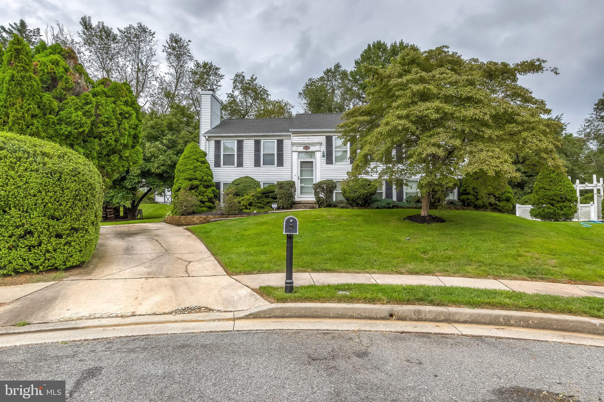 Well maintained single family home on over 1/2 an acre on a quiet cul de sac.  The split foyer welcomes you to a fully updated kitchen with stainless steel appliances, simple cabinetry, backsplash & plenty of room for an "eat in" kitchen.   The upper level includes a full sized formal dining room with sliding glass doors out to a two tier all composite deck.   The dining room is open to a very large family room.   Also on the upper level is 3 large bedrooms and 2 full bathrooms.  The hall bath has been completely renovated with glass subway tile.  The owners suite includes an en suite with long marble vanity.   The lower level is wide open with a wood burning fireplace, tons of space in the open rec room which also has a sliding glass door out to a covered outdoor space.   Also downstairs is a 4th bedroom, a 3rd full bath, and tons of storage.  This is the largest and most usable lot in the neighborhood complete with a well manicured composite deck around the pool!