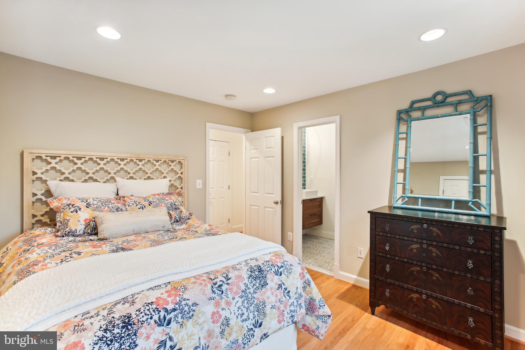 CRESCENT HILLS - Residential