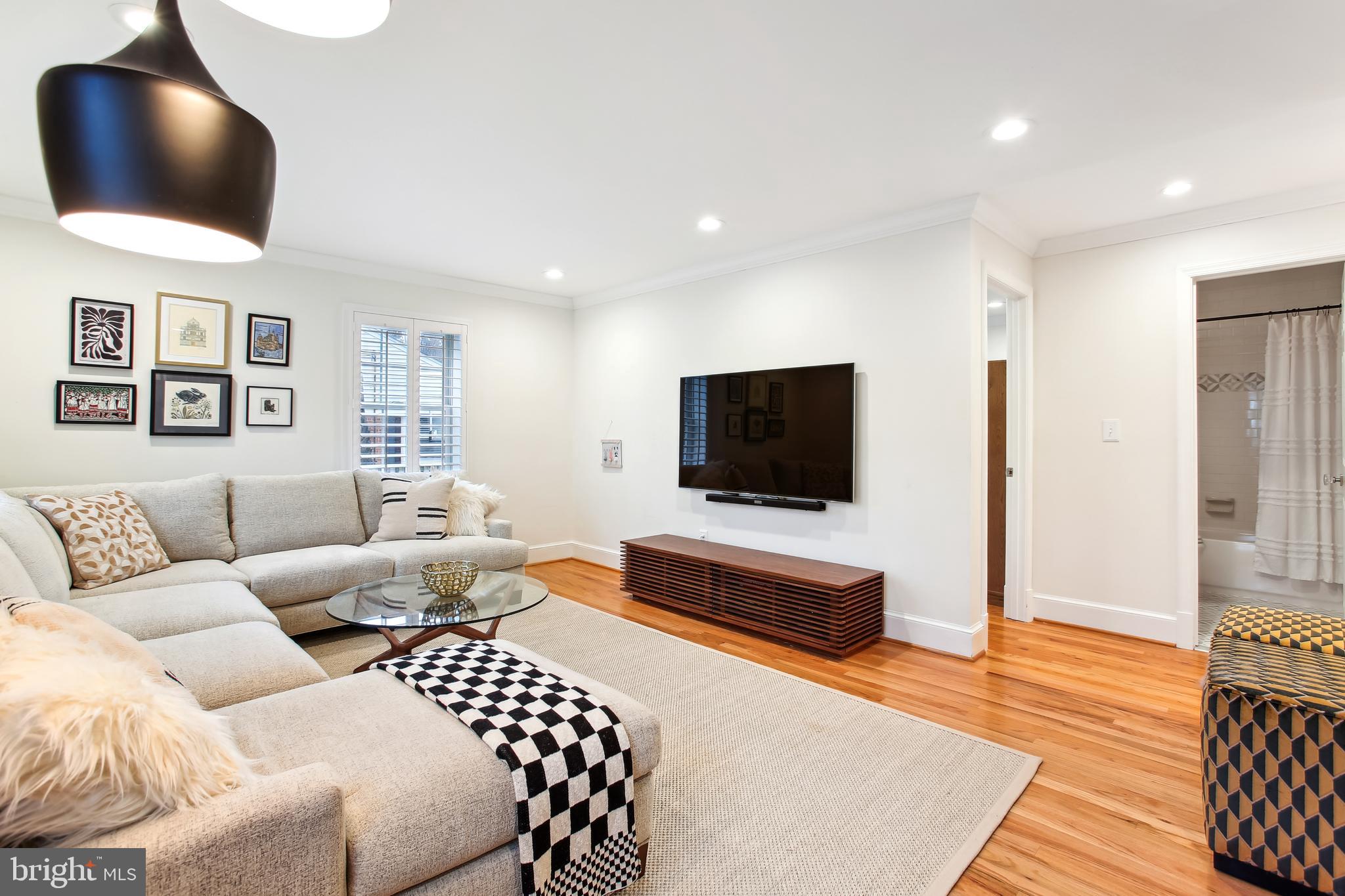 CRESCENT HILLS - Residential