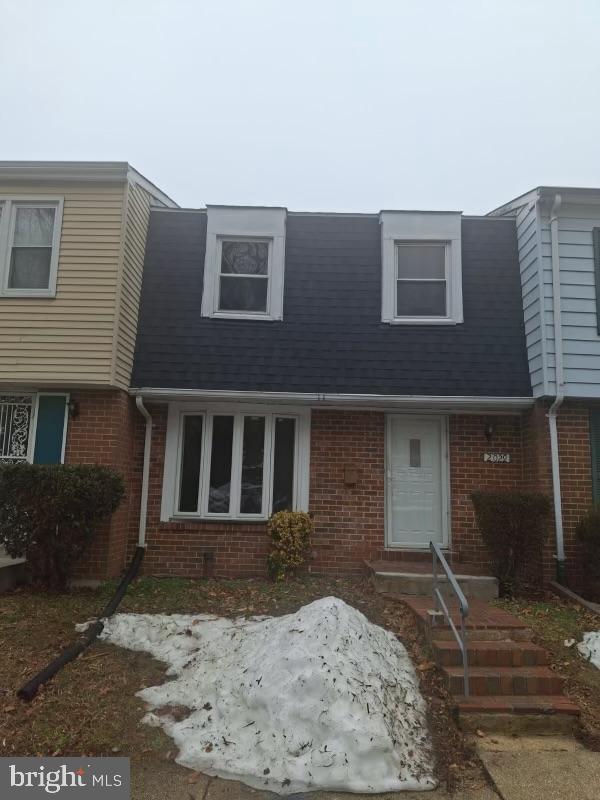 Cozy 3BR/1.5BA town house located in the Briar Village community. Home offers spacious eat in kitchen, full finished basement and private back yard.  Fresh paint and new carpets throughout. Updated kitchen with new appliance. Ready to move in.