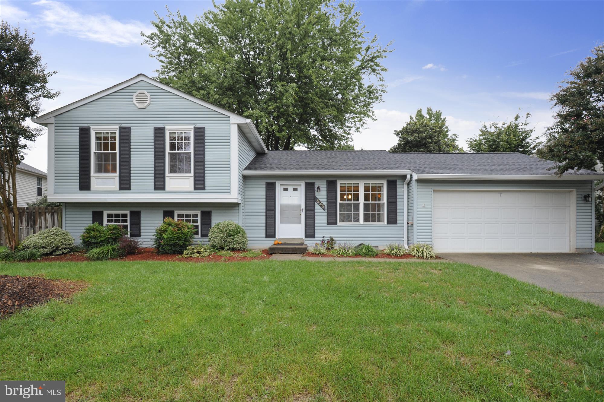 OPEN SUNDAY 1-3, Nov 4, Price Reduced 15K to sell today for November closing. Fantastic Detached home on Cul-de-Sac and close to Schools, Ida Lee Rec Center and Leesburg. Great Lot and a very rare 2 car garage. Great Price. Don't miss this one. 3 BR, 3 BA Updated Kitchen and Baths, Roof new 3-4 yrrs, HVAC 3-4 yr. Most Appliances newer. Water Filter/Softener. Fenced in Yard. Community Pool Optional