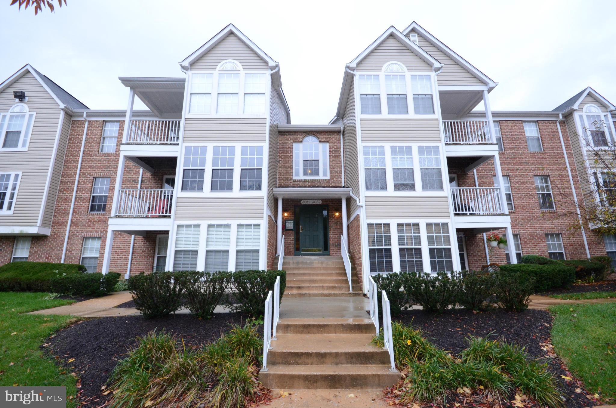 Beautiful rental w brand new carpet and paint throughout.  Granite countertops. stainless steel appliances and a gorgeous breakfast bar/sunroom area off kitchen.  Very large bedrooms and a master walk in closet. New vanities in bathroom.  Relax out on the private deck.  Very close to Quarry lake and 695. This won't last long!!!