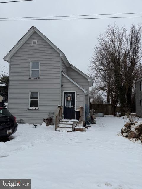 Fixer up in town!!! New hot water 2025. More pictures coming. 
(Agent Owner)