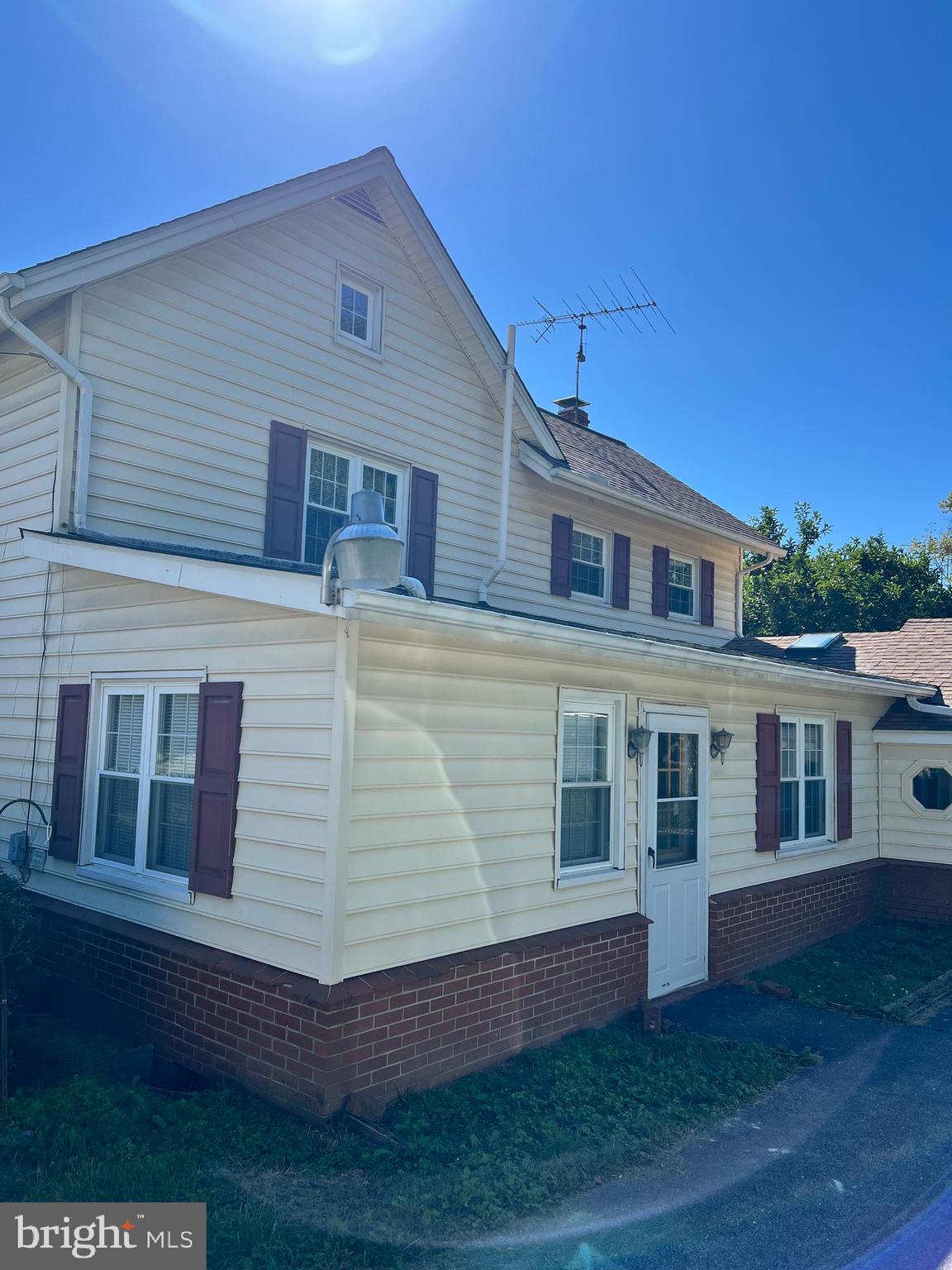 HOOT N HOLLOW - Residential Lease