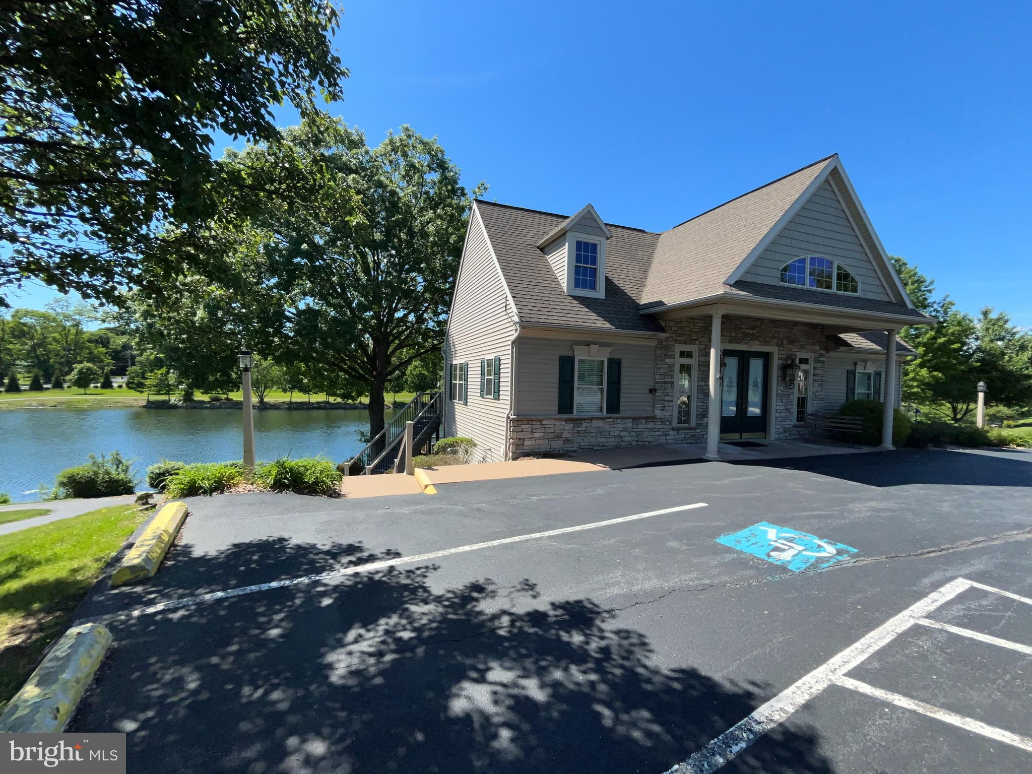 BRIAR LAKE - Residential