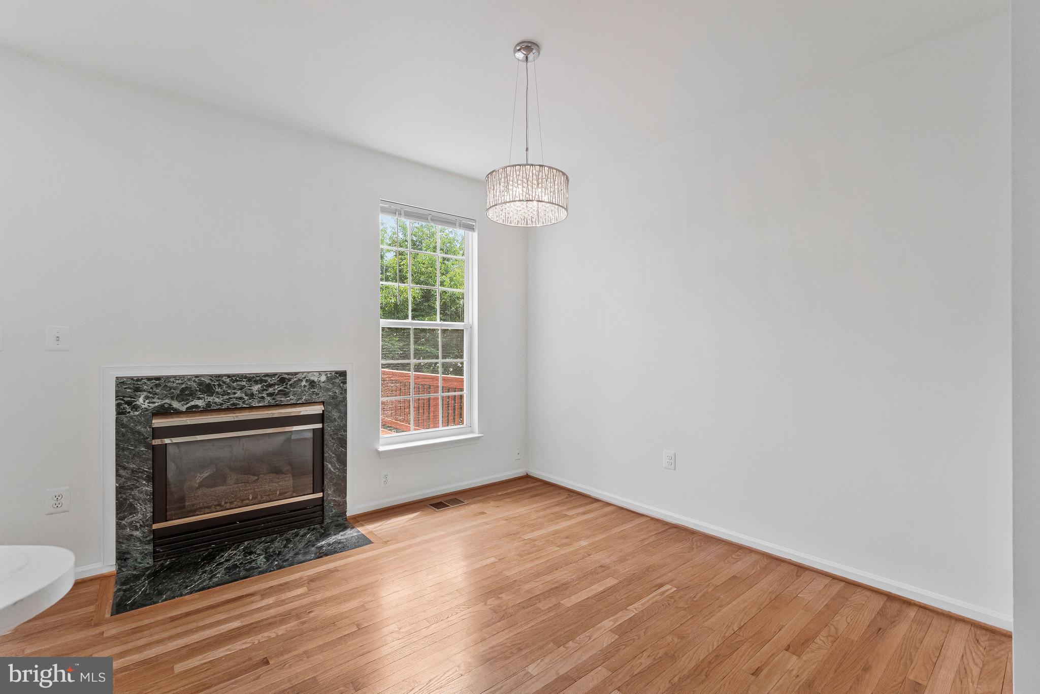 ASHBURN VILLAGE - Residential