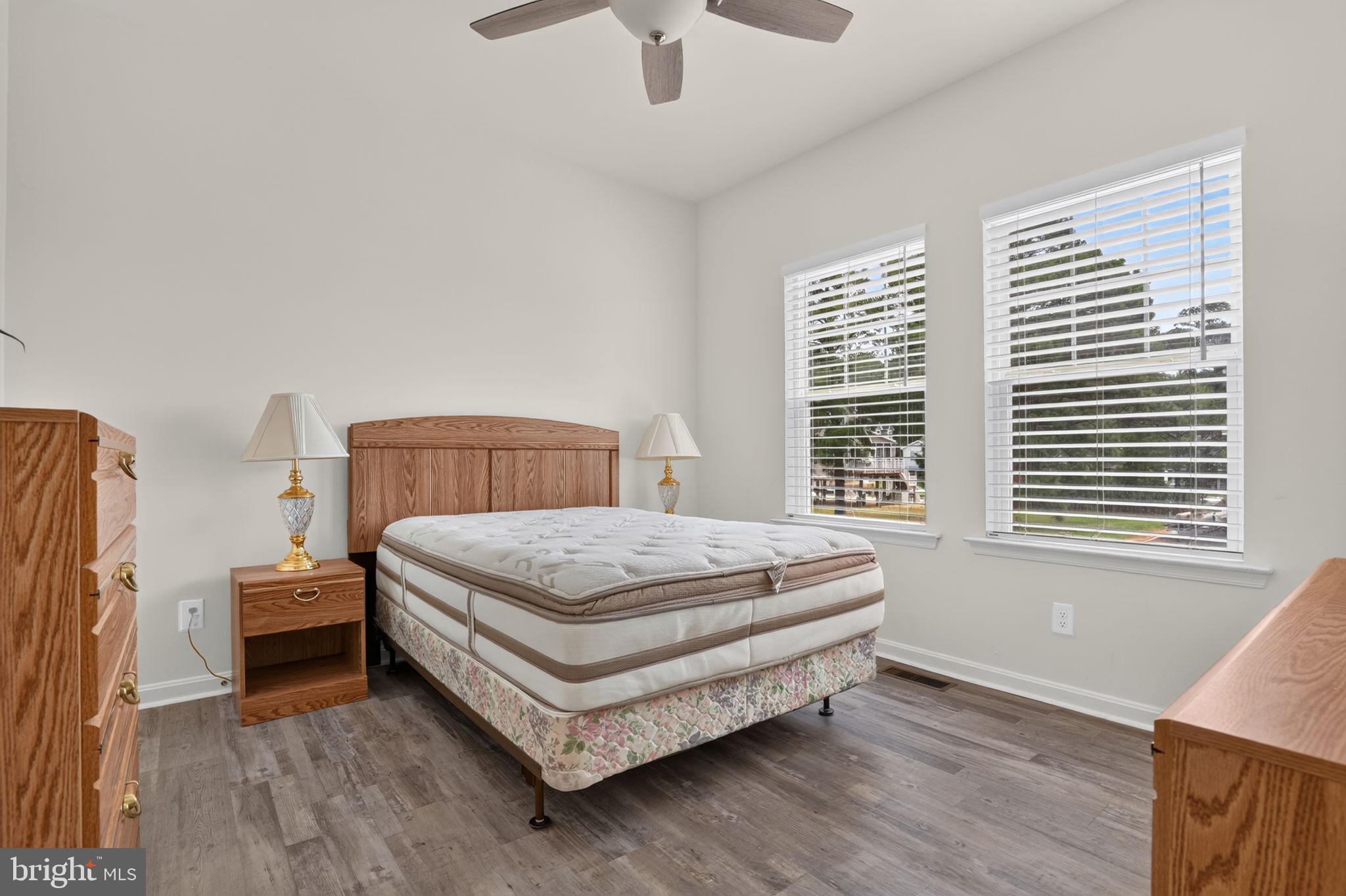 CAPTAIN'S COVE - Residential