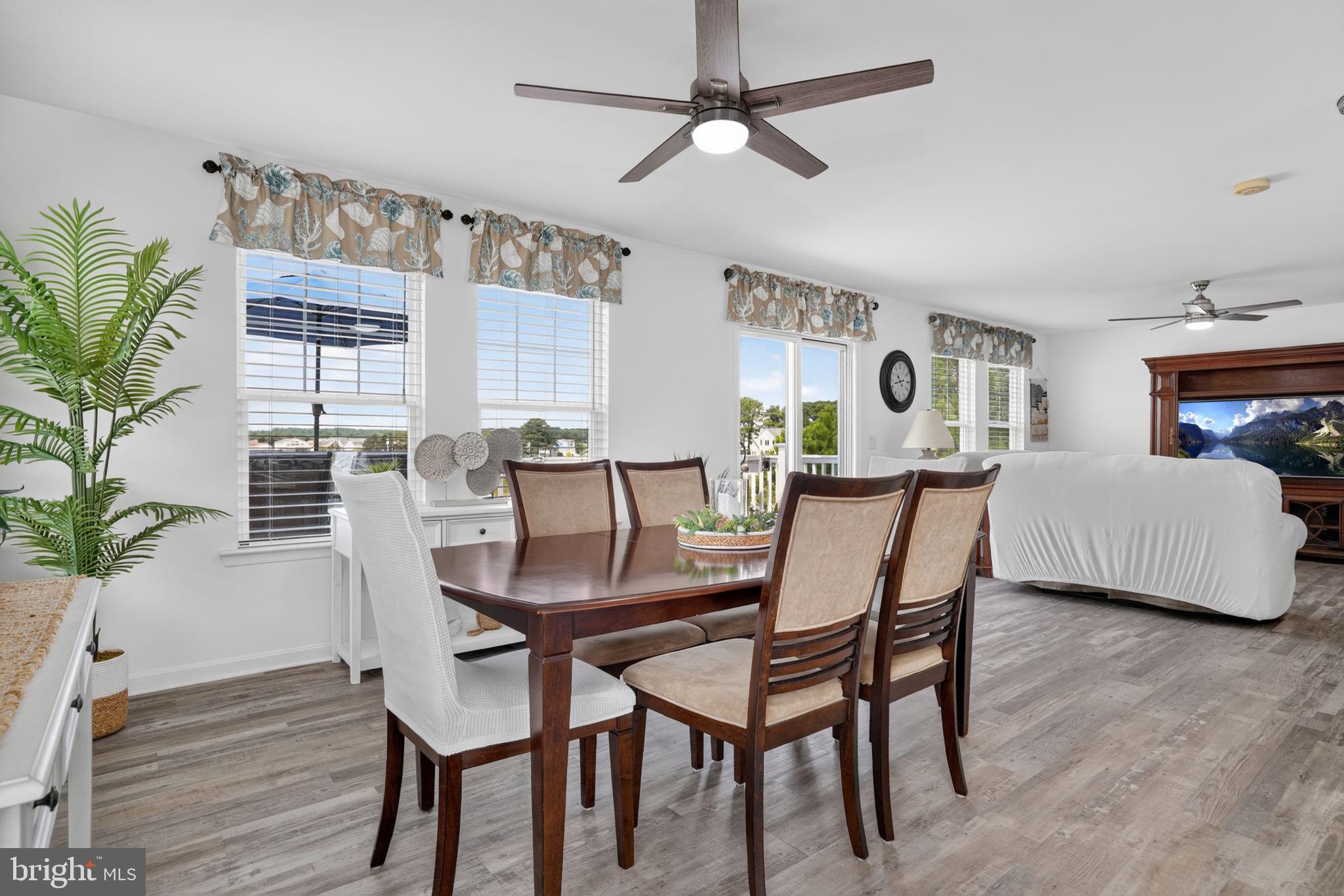 CAPTAIN'S COVE - Residential
