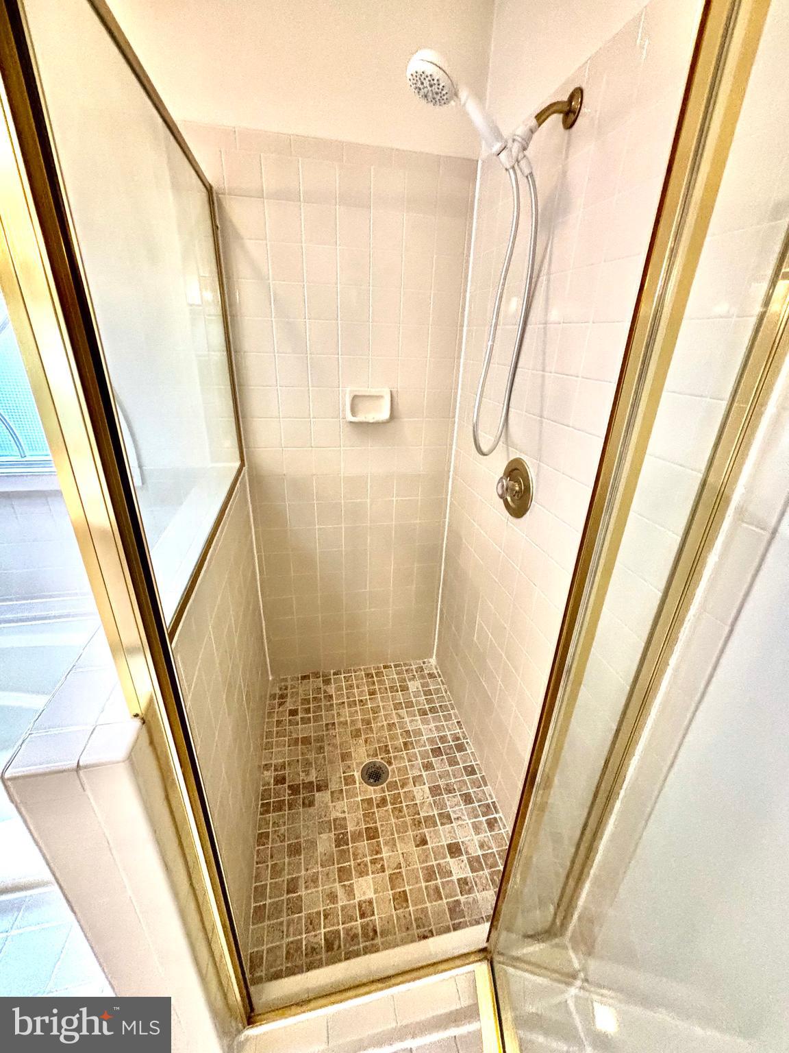 DECOVERLY ADVENTURE - Residential Lease