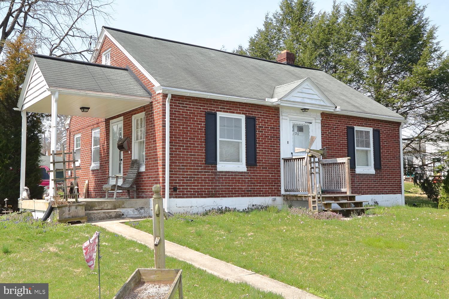 All brick home in Mount Joy on a nice lot. Property is conveniently located to the downtown. Some finished area in the lower level plus lots of storage. Take a look, priced to sell!