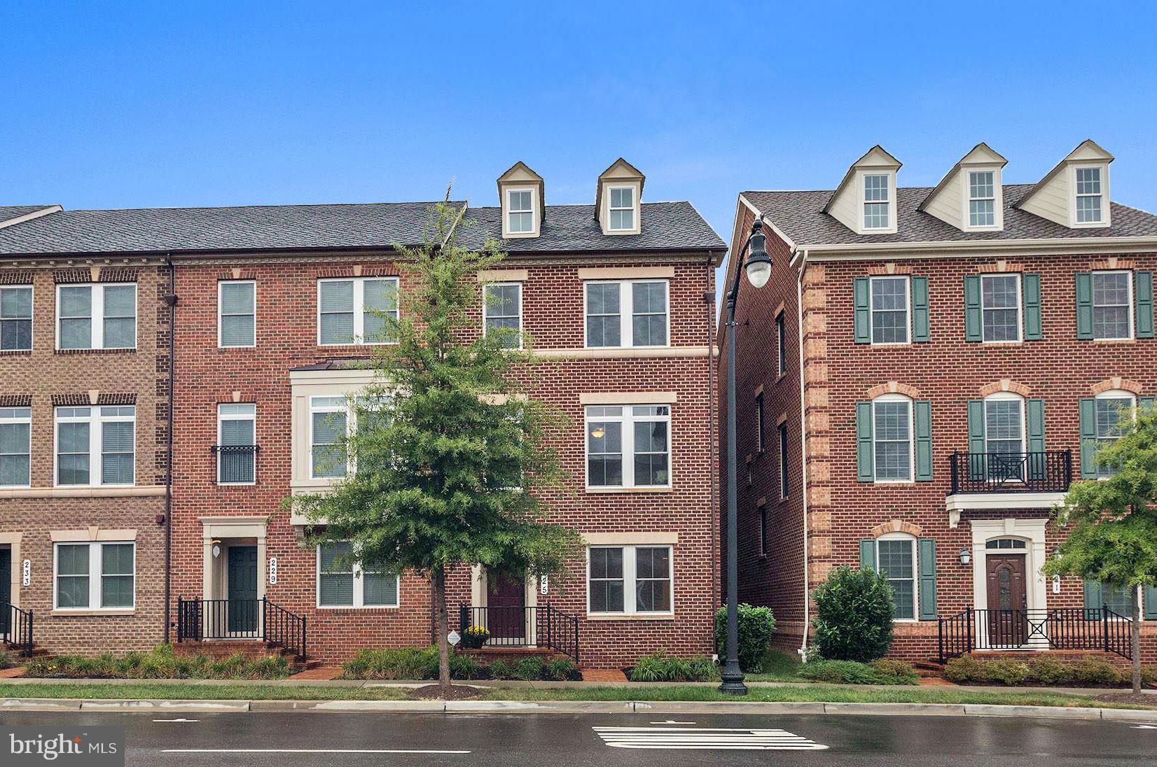 In the heart of it all and the living is easy! So close to all the Parklands amenities: pool, fitness center, tennis court, tot lot, community center, are just steps away. Elegant finishes, beautiful light, thoughtful extras. Fourth bedroom suite offers multiple possibilities. MARC commute is so convenient. Shop, dine, movies at nearby Rio, Crown, Kentlands. Short drive to Shady Grove Metro.
