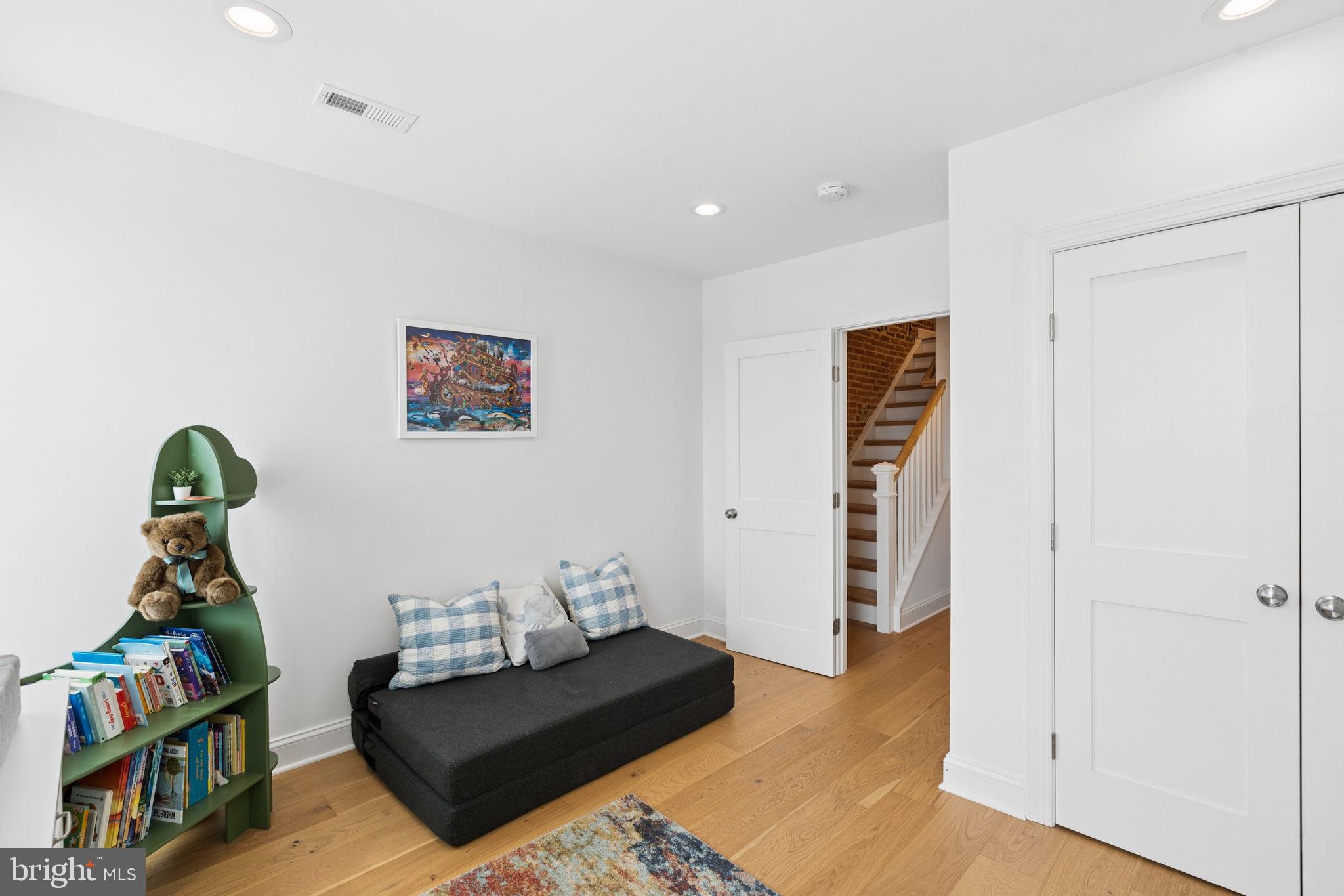 LOCUST POINT - Residential