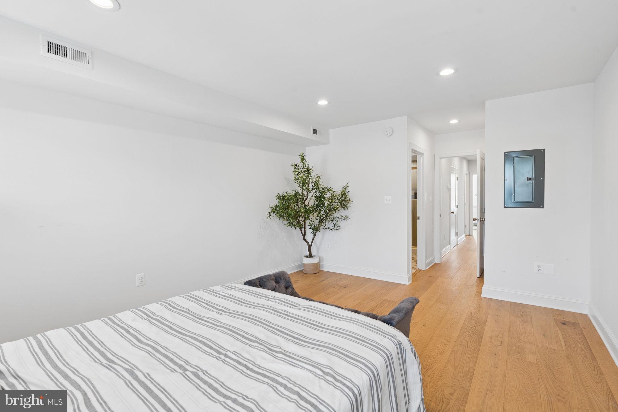 LOCUST POINT - Residential