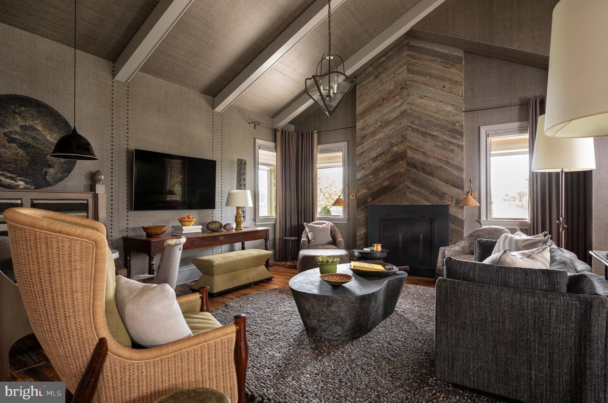 CREIGHTON FARMS - Residential