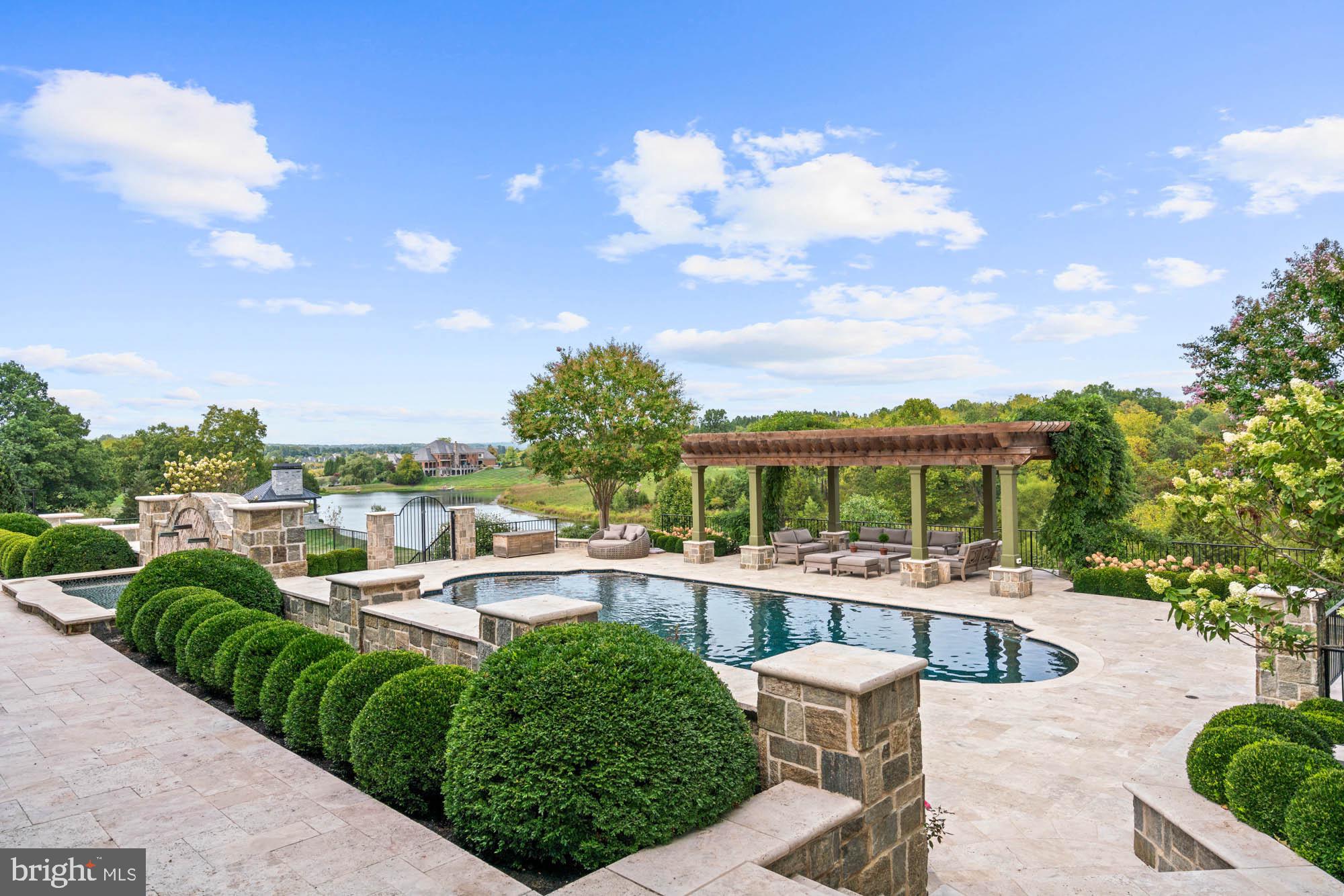 CREIGHTON FARMS - Residential