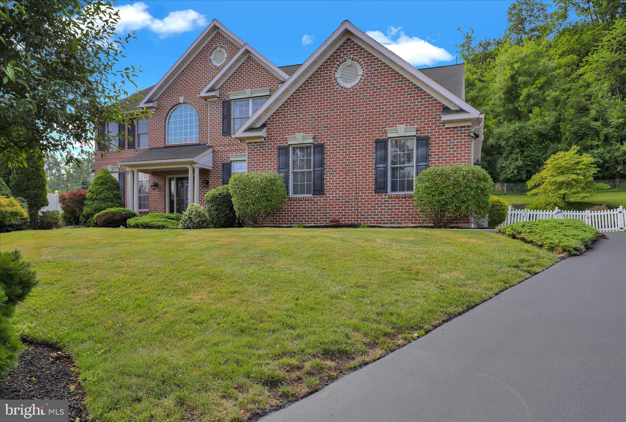 PATHFINDER WOODS - Residential