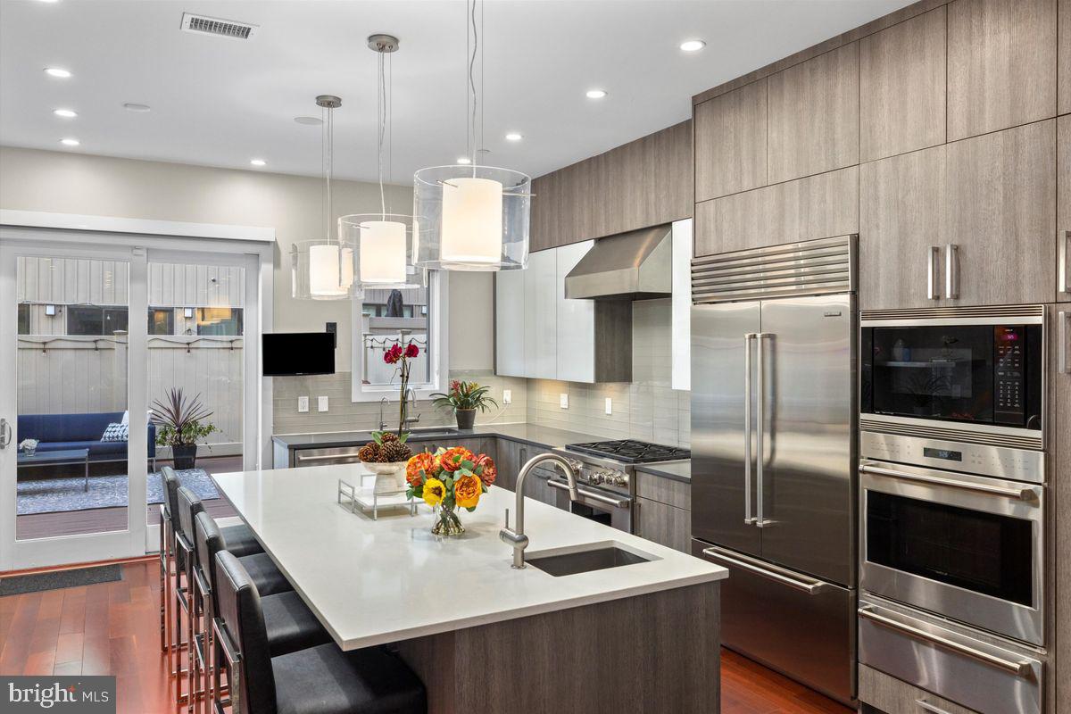 LOGAN SQUARE - Residential