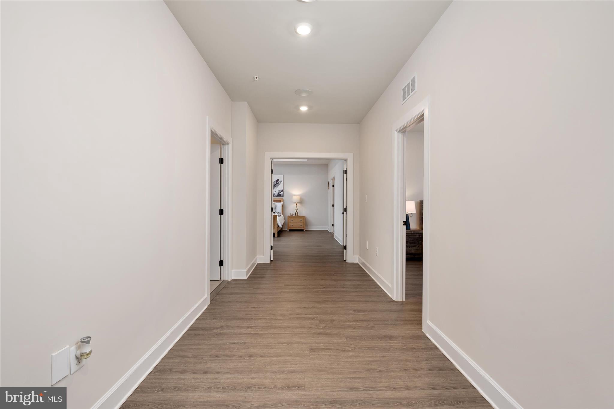 SOUTH LAKE - Residential