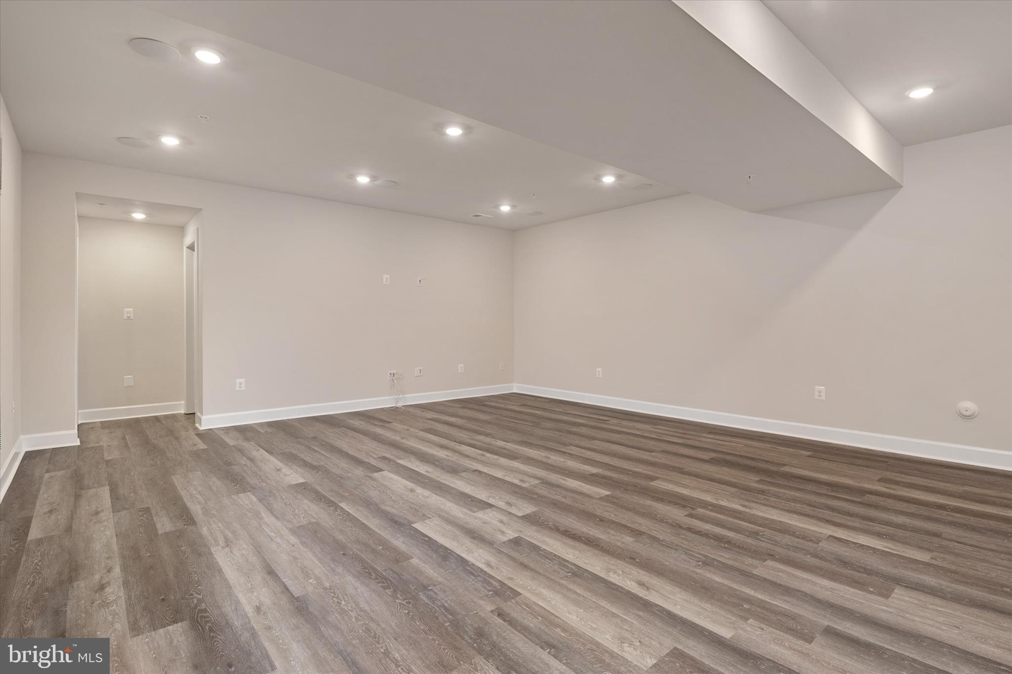 SOUTH LAKE - Residential