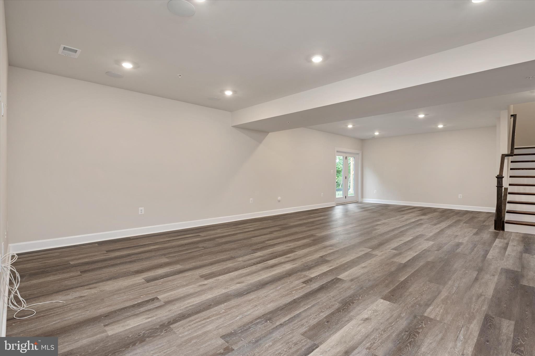 SOUTH LAKE - Residential