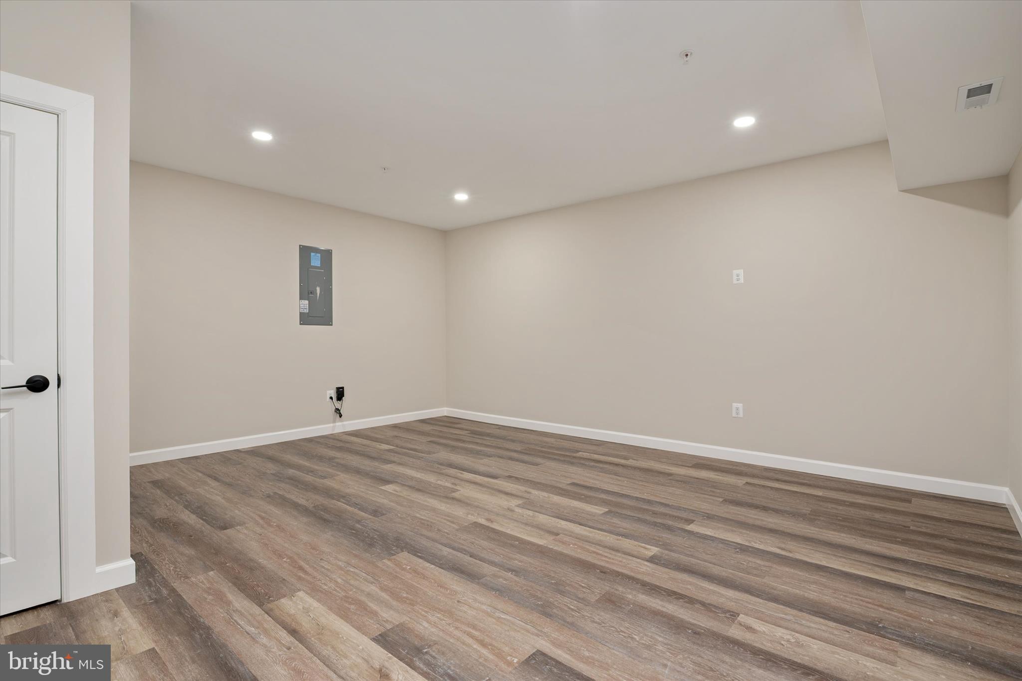 SOUTH LAKE - Residential