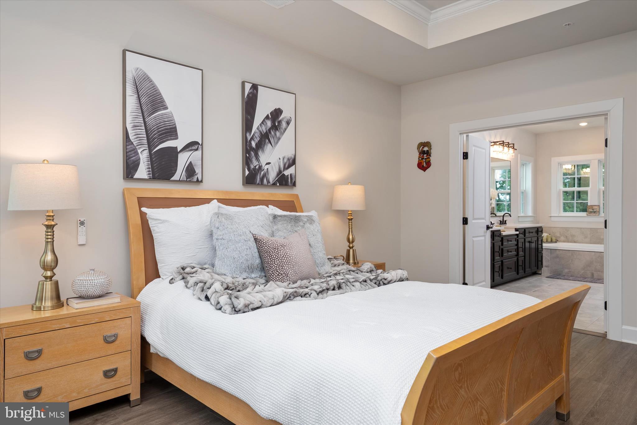 SOUTH LAKE - Residential