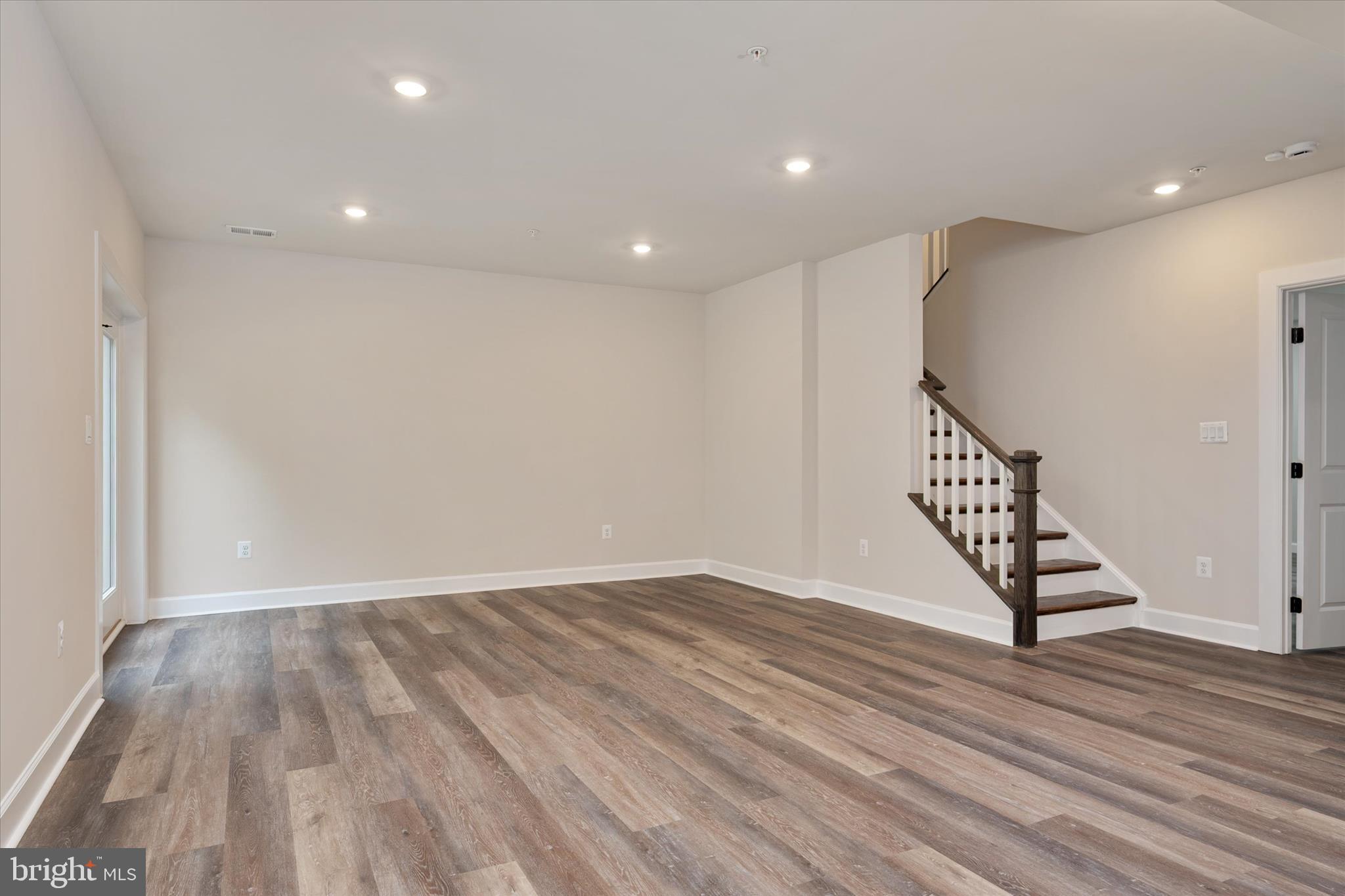 SOUTH LAKE - Residential