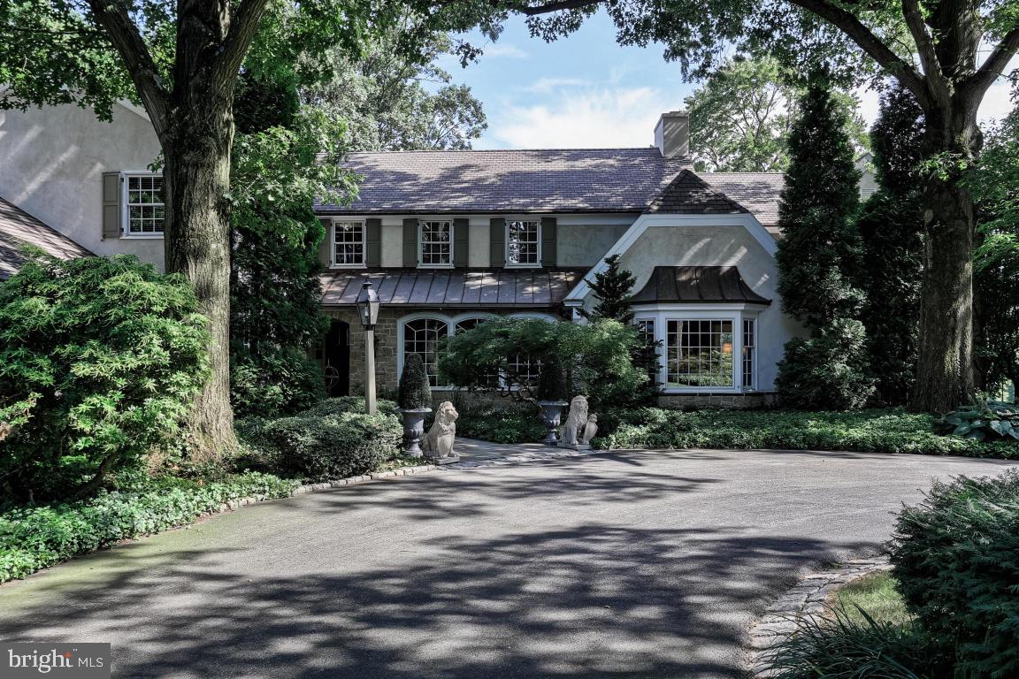 A golf course estate not to be missed with 4.4 acres and creek frontage, this Masterpiece is INCREDIBLE! Huge private stone patio/ tree house with river views, Unlimited features and details adorn this exquisite home/ 6 BRs/9 Baths/ Smoking Room/ Bright Formal LR and DR/ 4 Fireplaces/ Ceramic and Tile Kitchen/ Butler's Pantry/ Master BR w/ River Views/ Dual Grand Bath Suites/ 2,500 S.F. Finished Lower Level w/ONYX Floor.