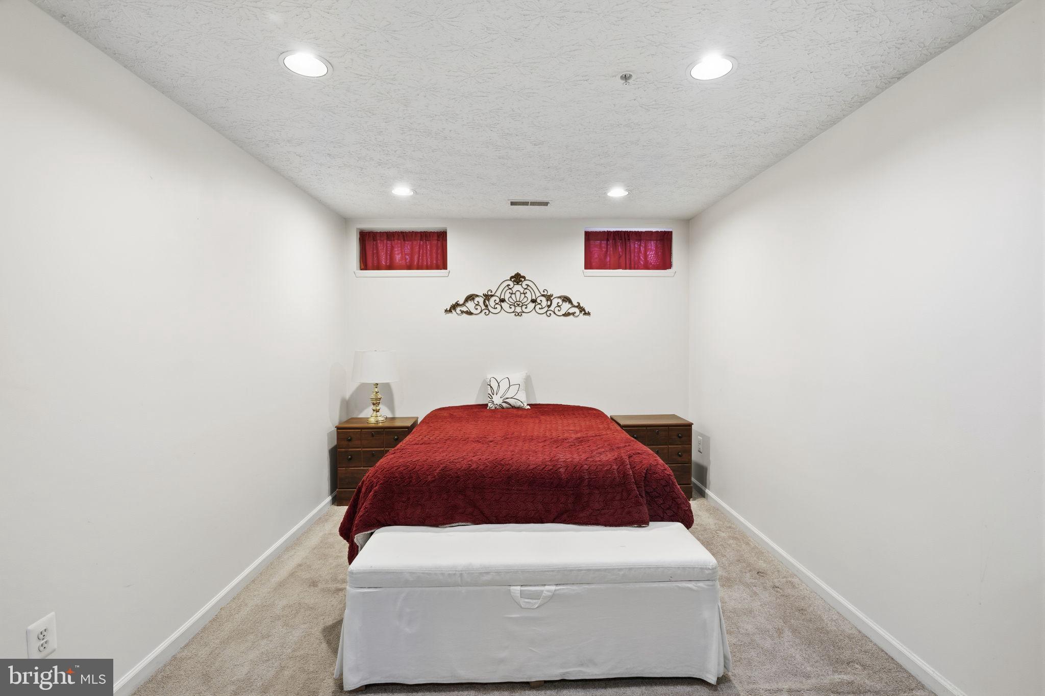 HOLLY WOODS - Residential