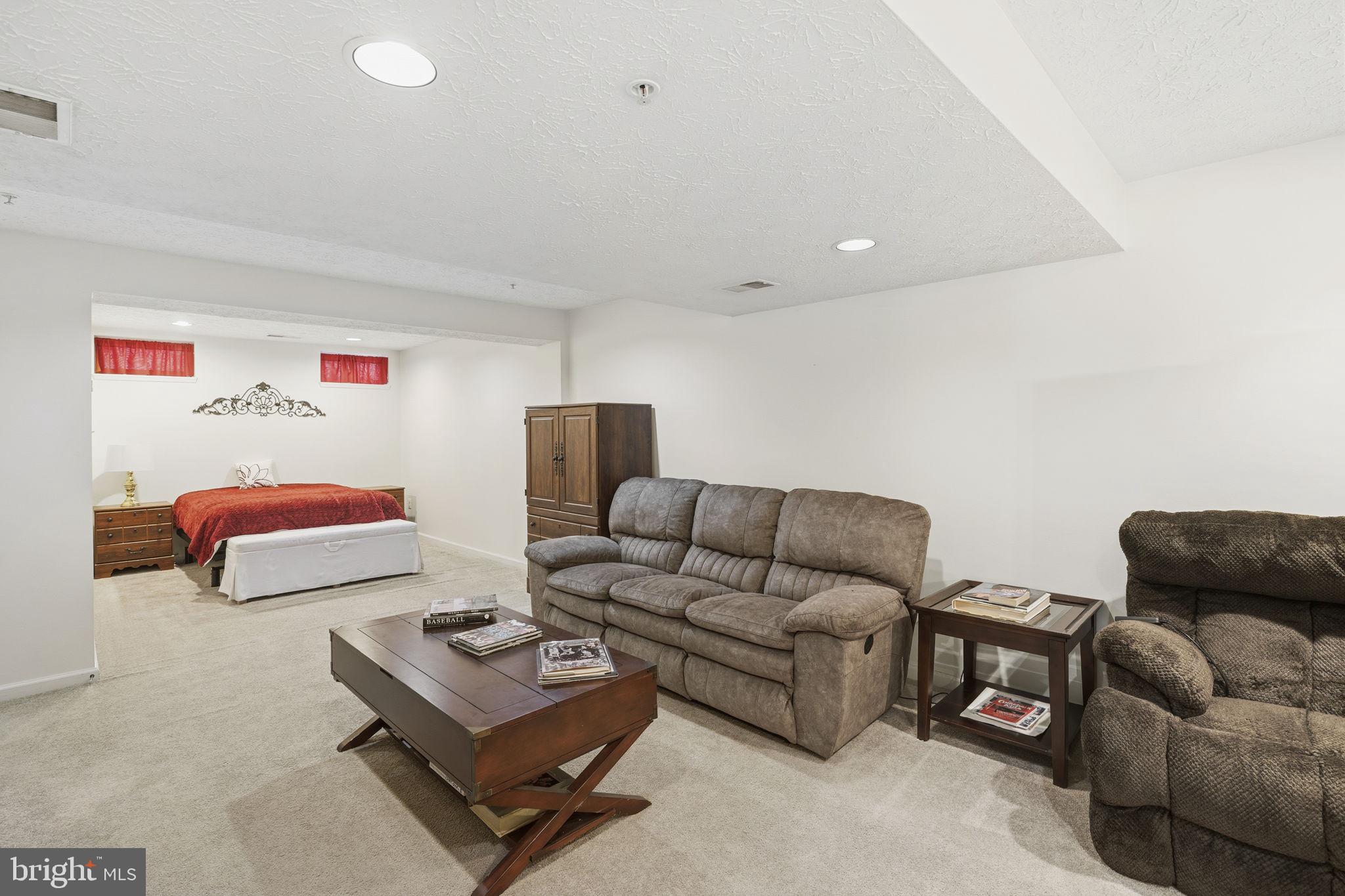 HOLLY WOODS - Residential