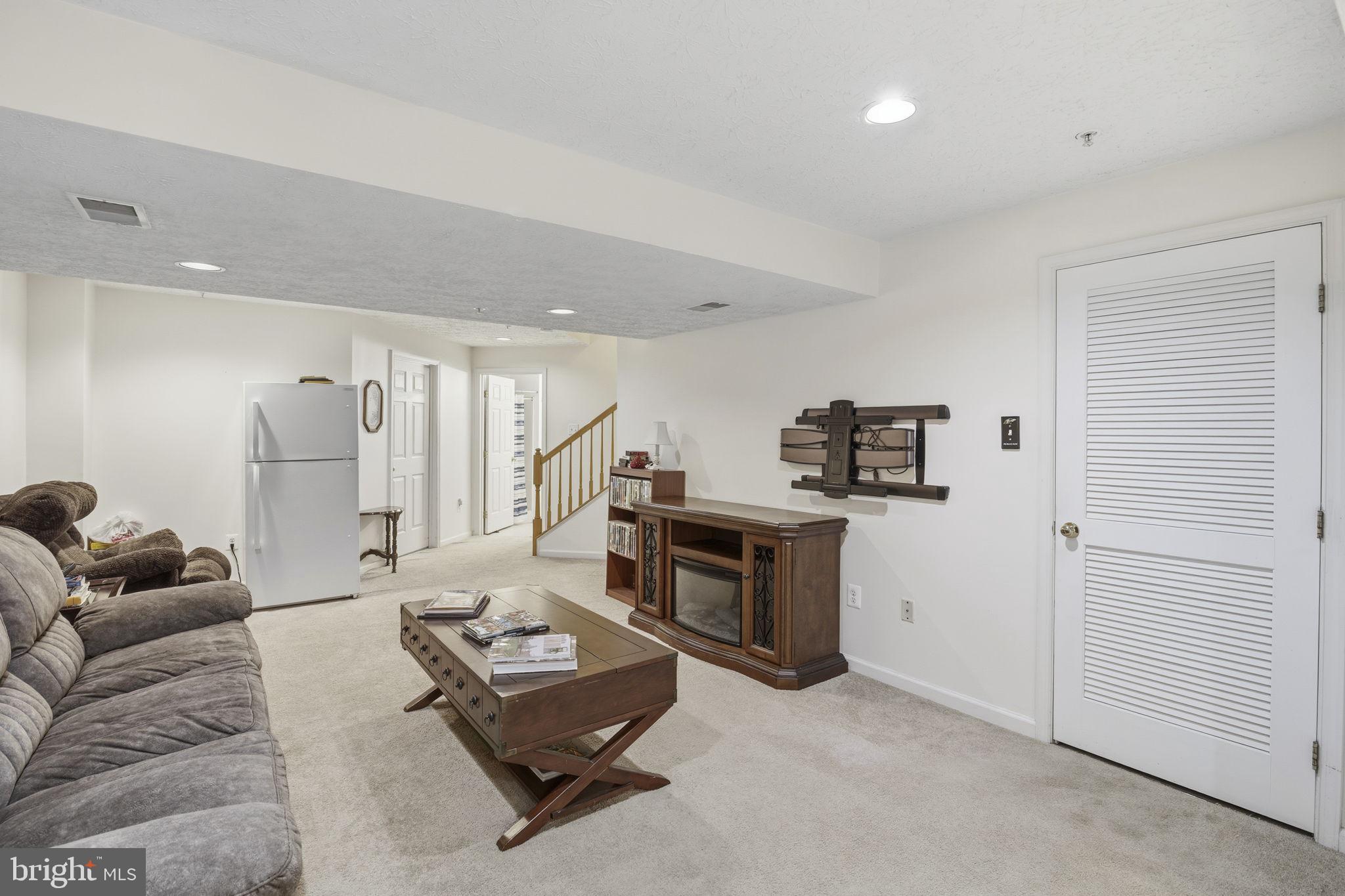 HOLLY WOODS - Residential
