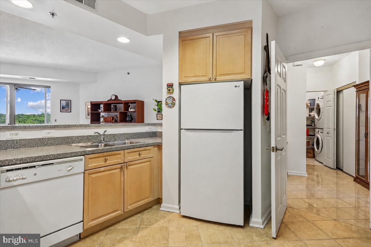 LEISURE WORLD - Residential