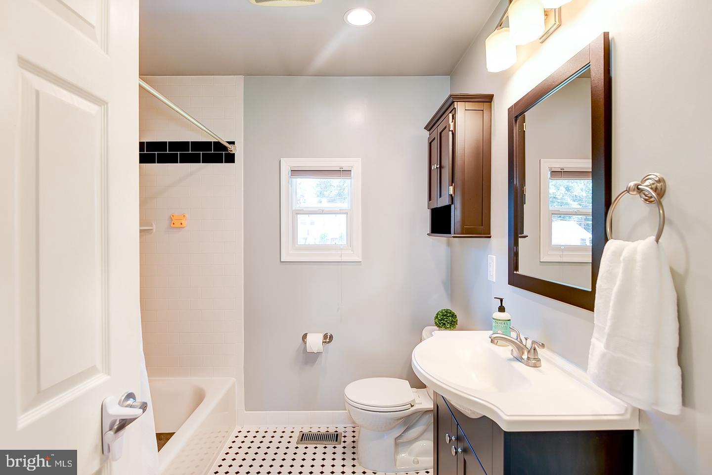 FALLS CHURCH - Residential Lease