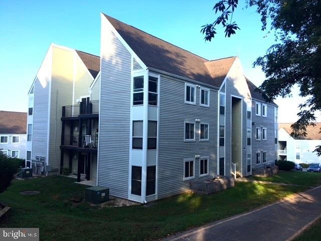 Prime JMU Investment Opportunity: Offset your housing expenses or maximize your ROI by owning a premium asset and collectingrental income from a co-tenant. Direct access to the JMU bus line, the unit includes an in-unit washer/dryer.