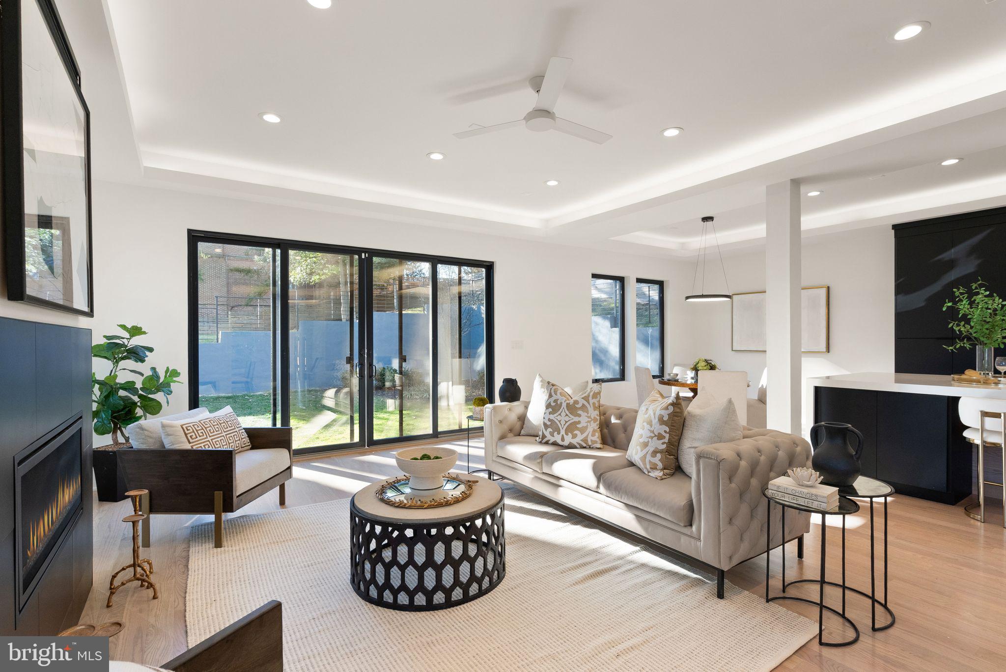 COUNTRY CLUB HILLS - Residential