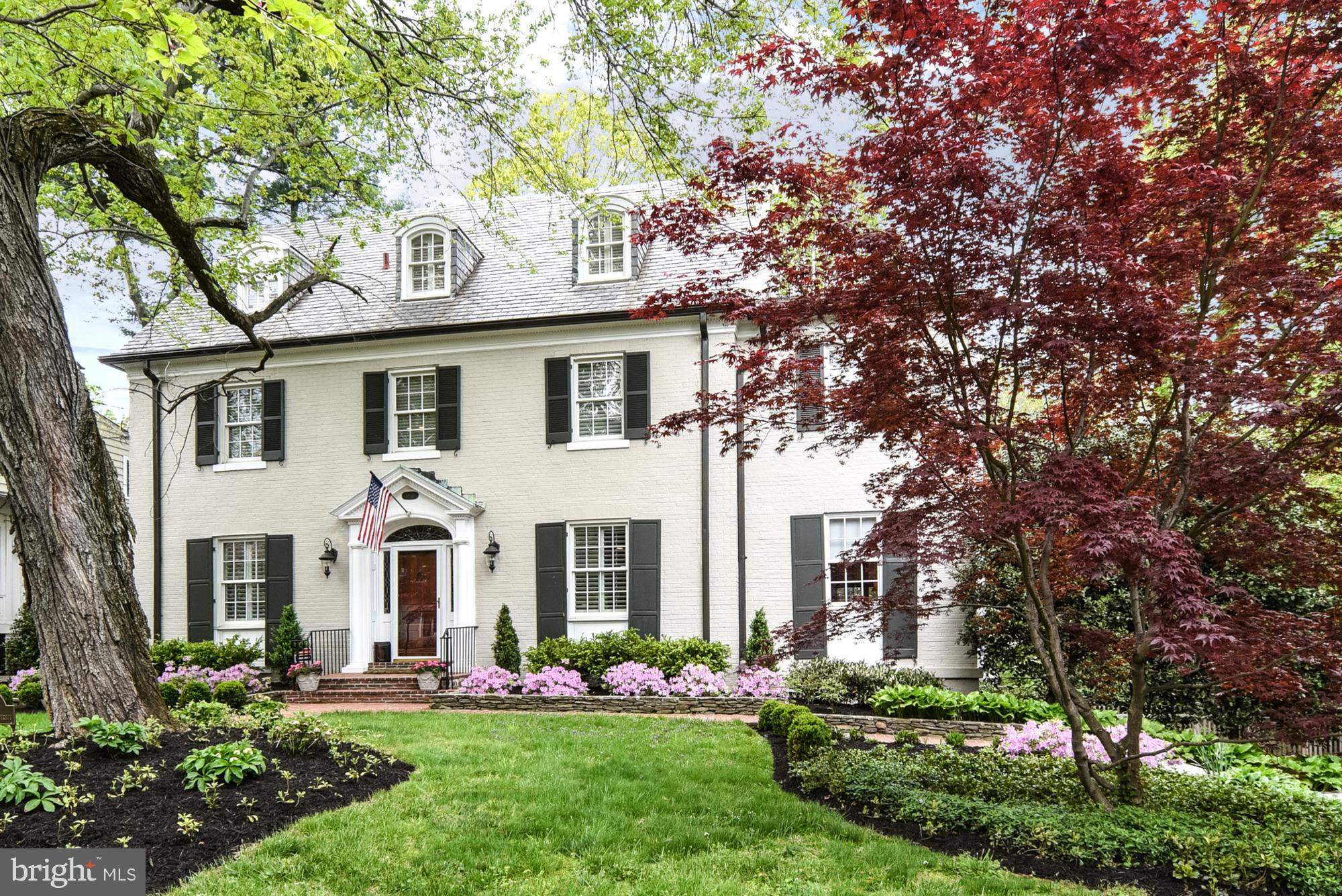 Transferred owners are sad to leave their forever home!Elegant w/tremendous curb appeal on stunning corner lot of favorite block of Section 5.Beautifully expanded&updated.Chef's Kit w/island&Breakfast Area adjacent to phenomenal Fam Rm w/stone fp,beamed&vaulted ceiling&walls of windows overlooking fantastic yard.Great MBR suite w/spa bath&WIC,Lib/Off w/stone fp,inviting Rec Rm.Attached Gar.Beauty!