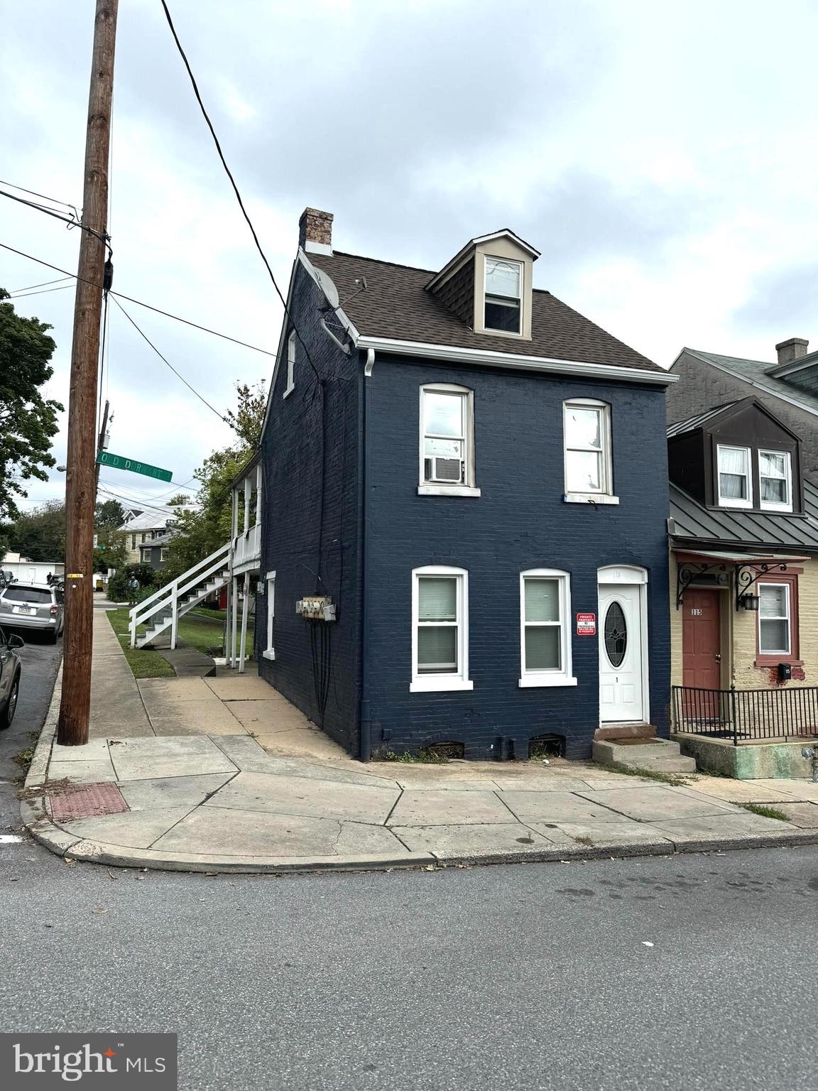Main image without alt text