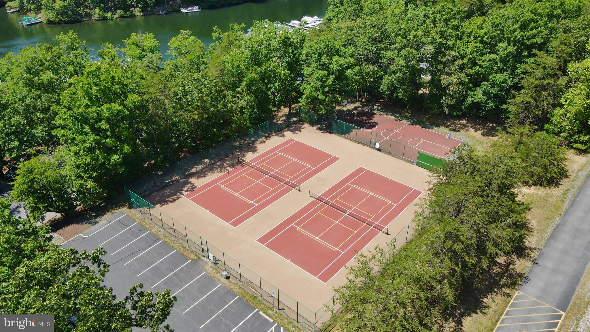 LAKE HOLIDAY ESTATES - Residential