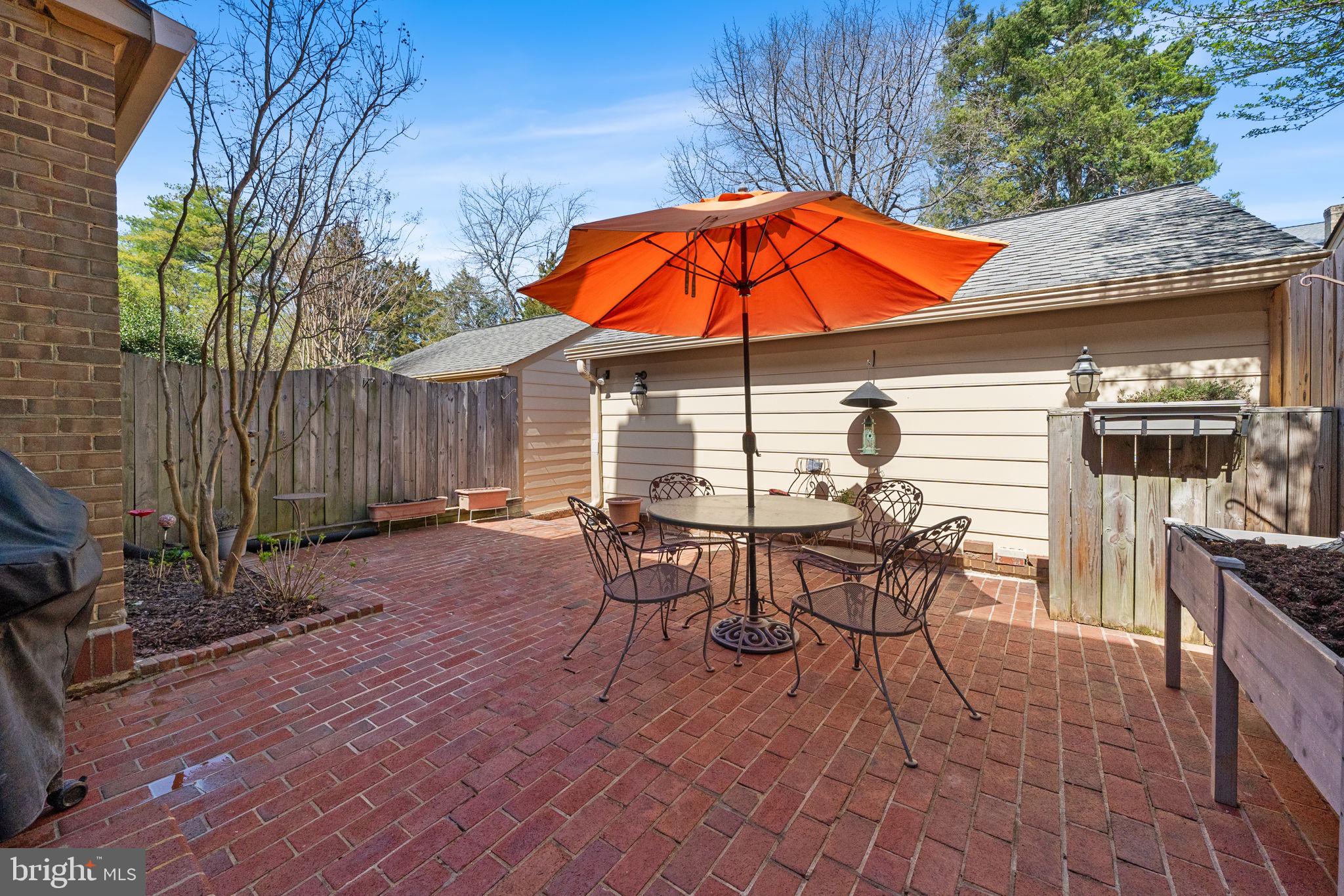 MC LEAN COURT - Residential
