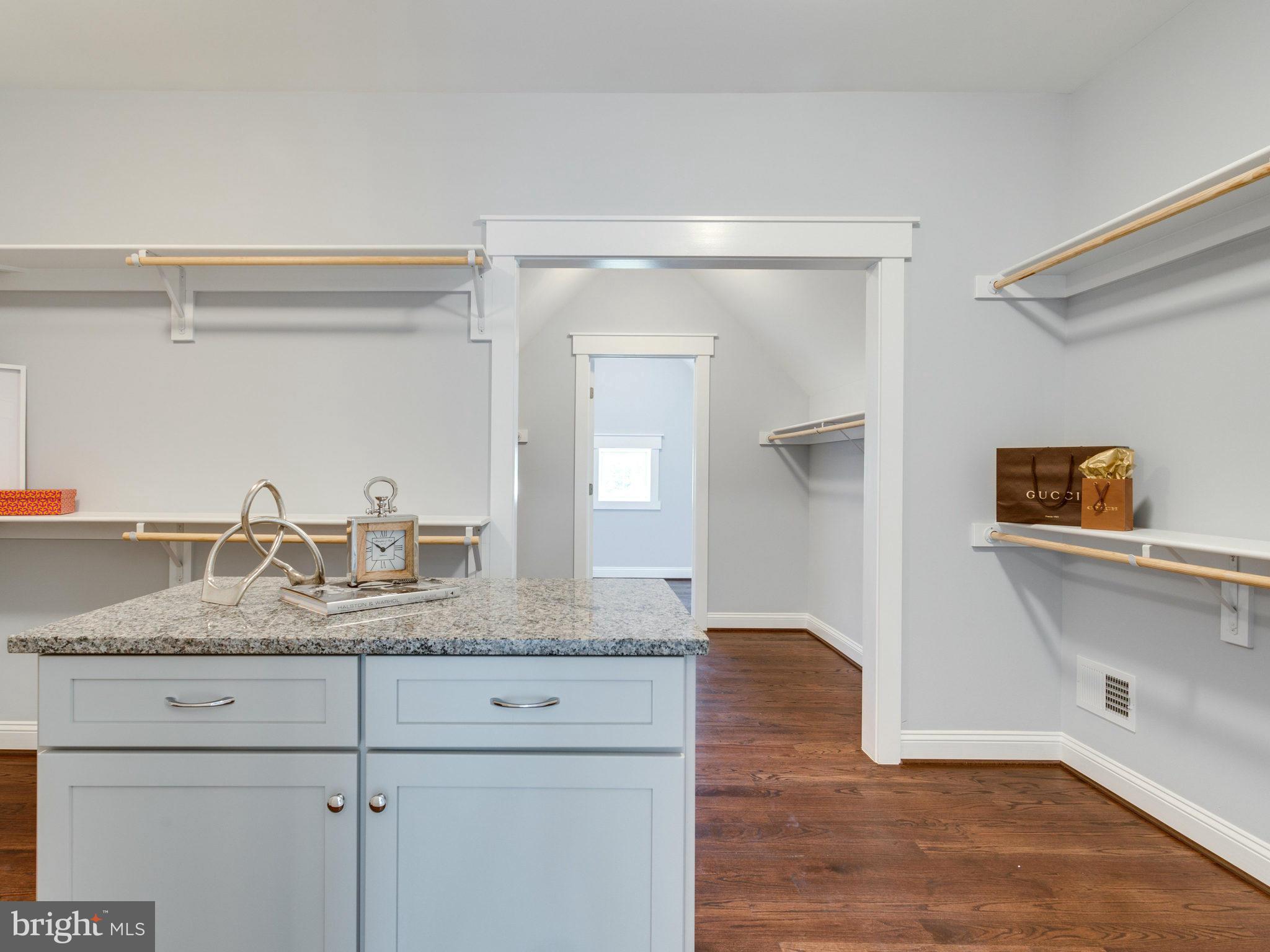 MCLEAN MANOR - Residential