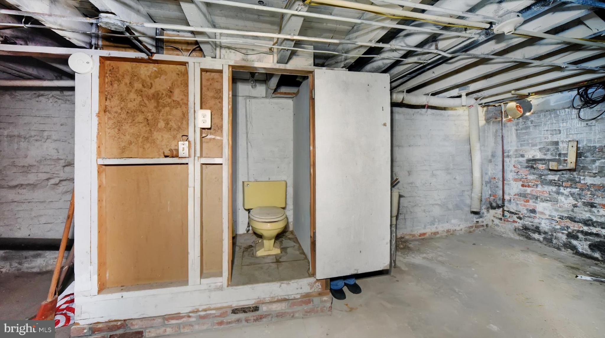 HIGHLANDTOWN - Commercial Sale
