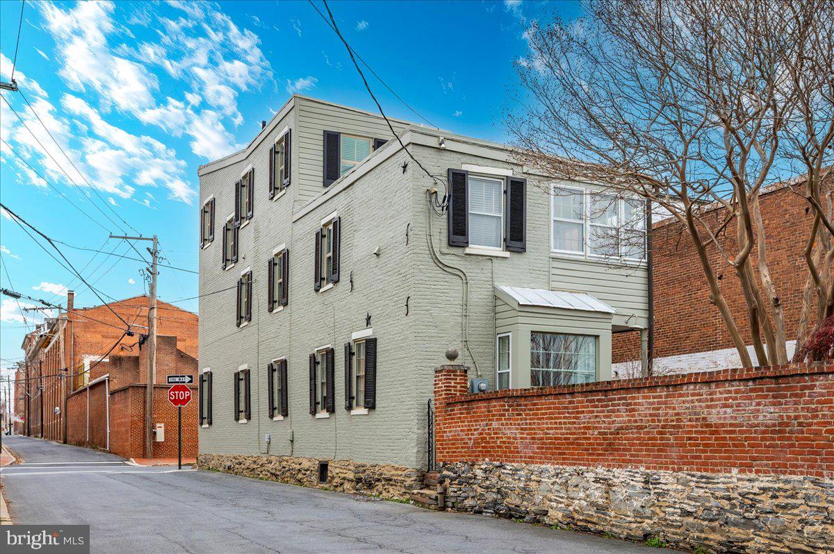 FREDERICK HISTORIC DISTRICT - Residential Lease