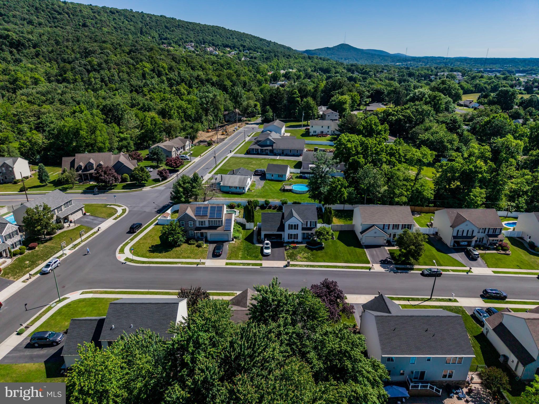 WESTWOOD HILLS - Residential