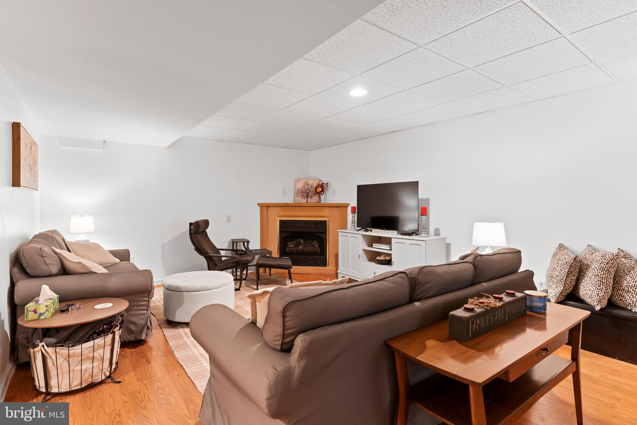 WESTWOOD HILLS - Residential
