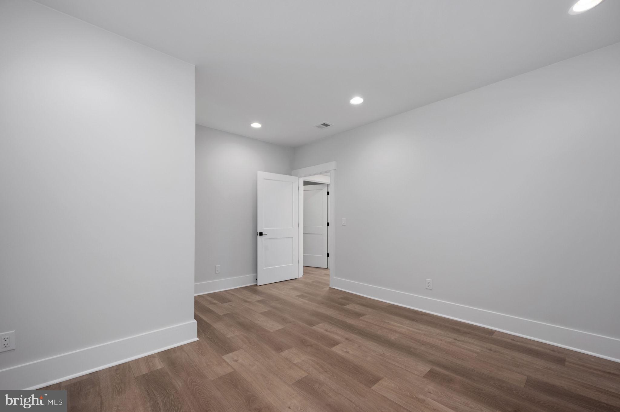 EAST VIENNA WOODS - Residential